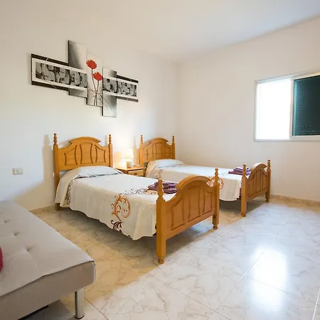 Family House & Private Pool 度假居